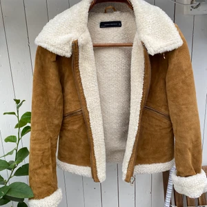 Jacka - Säljer min bruna pilotjacka från Zara. Väldigt sparsamt använd! Säljer för 300 eller bud, köparen står för frakt🥰