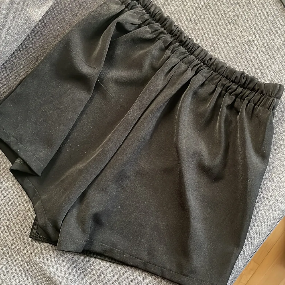 Stretchig byx-kjol/shorts/kjol med riktig fin framsida 🙈 använt ett par gånger. Bekväma, inga dragkedjor eller dylikt. Lite nopprig på baksidan bara.. Kjolar.