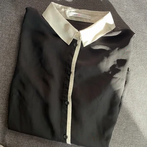 Transparent skjorta, stl 34 - Transparent skjorta, endast använt 2 ggr. Svart och vit, väldigt fin! Kan vara casual och elegant :)