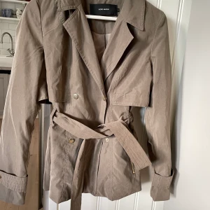 Ny höst/vår jacka  - Ny höst/vårjacka Vero Moda . Grågrön kort trenchcoatmodell. Mjuk och skön i kvaliteten, storlek S. 