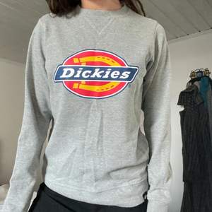 Dickies sweater! Mycket bra skick och endast använd en gång! 🌸