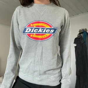 Dickies  - Dickies sweater! Mycket bra skick och endast använd en gång! 🌸