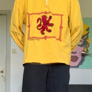 Rugby Tröja Scotland - Gul Scotland rugby tröja med röda detaljer  XL men sitter som M/L
