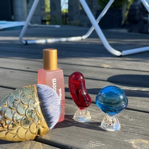 Fina parfymer och borste och nagel fil - Borsten e lite använt parfymerna e int de💞