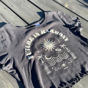 Fin svart sol tröja från h&m - Typ en liten mag tröja för dom som har s, i bra Skick bara använd 2 gånger💞