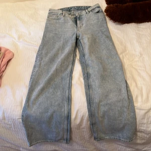 Blåa utsvängda jeans - Monki, passar S, Storlek 28