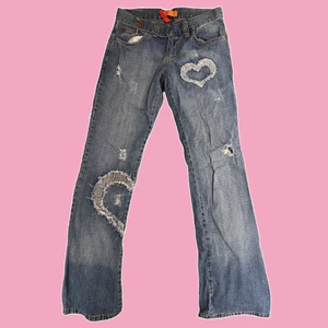 Jeans med hjärtan <3 - Så söta jeans jag köpt på humana🤩 jag är 168 cm och på sista bilden kan man se att de är väldigt långa på mig💗 De är lågmidjade och bootcut!