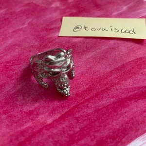 skull ring - fett cool silver skull ring, jag vet inte vart den är från och jag hade behållt den om den passa på någon av mina fingrar men tyvärr så gör de. inte de. du är mer än välkommen att fråga om det är något du undrar 