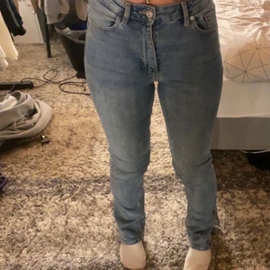 Zara byxor - Jätte fina byxor från zara Med slits, använda ett par gånger men är som nya. storlek 36.