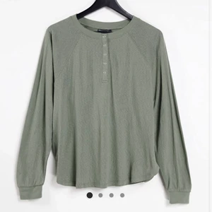 Khakigrön långärmad T-shirt  -  Chucky grön långärmad t-shirt i oversized med knappar fram från och ASOS. Ny sick<3