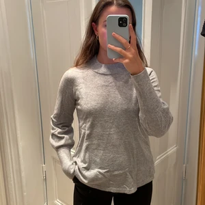 Stickad grå tröja - Stickad grå tröja från Gina tricot i storlek S