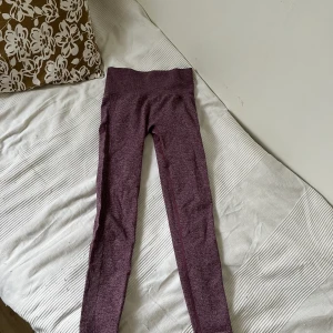 Träning/yoga tights  - Lila leggings, som ger en butlift. De ser väldigt små ut men passar mig som är stlk M i byxstorlek. Skulle kunna passa även för s. Stretchiga deluxe. Är bara använda en gång. Så typ som i ett nytt skick.