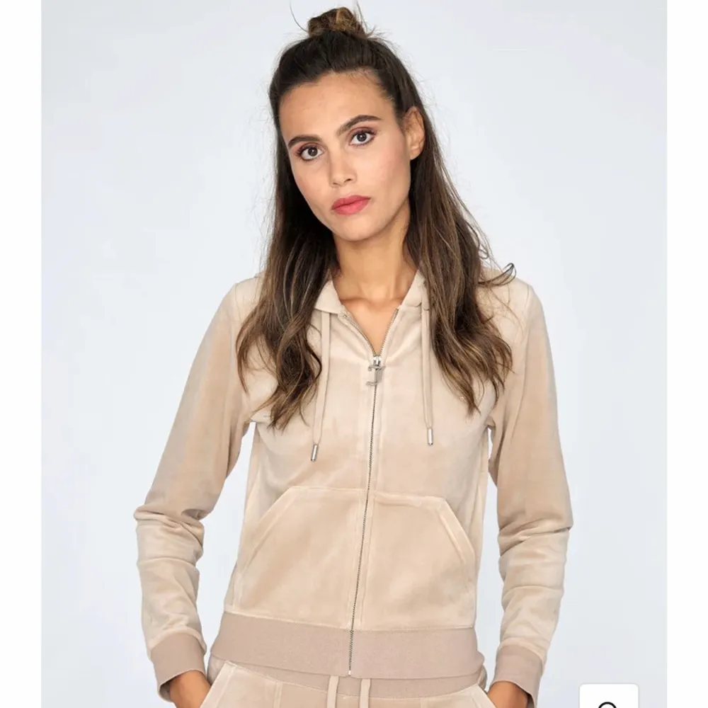 En juicy couture hoodie i färgen taupe som inte kommer till användning längre 🤎 Den är i fint skick 🤎 Skriv privat vid intresse och har även byxorna i storlek s 🤎 . Tröjor & Koftor.