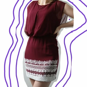 Vinröd klänning från TFNC stl S - Klänning med tight midja. Fina pärldetaljer vid botten av klänningen. 