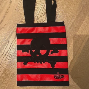 Randig döskalle tygväska - En ascool svart röd randig totebag med en döskalle. 30cm bred, 37cm hög. Very cool❤️☠️🖤