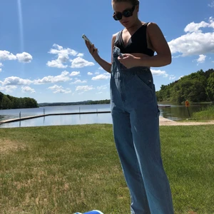 Hängselbyxor/dungerees - Supercoola dungerees köpta i början av sommaren second hand för 1000 kr. Endast använda av mig ett fåtal gånger! Säljer för 400. Köparen står för frakt!🥰