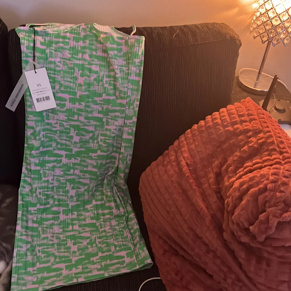 Splitter ny NA-KD klänning