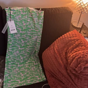 Splitter ny NA-KD klänning - Säljer en helt ny klänning från NA-KD i storlek xs alla lappar är kvar!