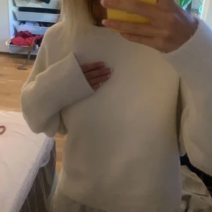 Stickad tröja - Fin benvit stickad tröja från zara💓