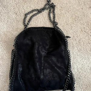 Stella mccartney liknade väska  - Säljer nu denna super gulliga och fina väska💓🫶🏼 köpt här på plick💓 har startat en budgivning på väskan då många är intresserade av att köpa