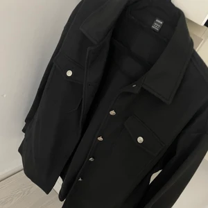 Svart enkel höstjacka  - Denna jackan har jag köpt spontant och faktist aldrig använt. Det kan ni även se på bilderna att den är oförstörd och helt ny!  Den är jättefin och skön. Passar till vilken outfit som helst. Knapparna är en fin detalj. 