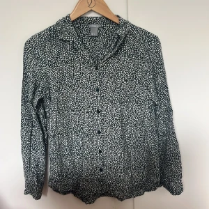 Skjorta  - Skjorta från lindex storlek S fint skick! Kan posta mot betalad frakt eller mötas i Stockholm 