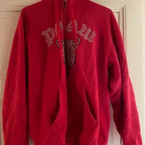 röd Paaw tröja  - Säljer min paaw tröja, inga stenar tappade, säljs pågrund av att jag tycker den är lite för stor på mig. Skriv för bild med tröjan på. Säljs för 500+Frakt 