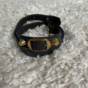 Baalenciaga armband - Balenciaga armband!! Säljer pga var för litet så fick göra två till hål tyvärr därav priset. Köpt på sellpy secondhand därför har jag inte ngt äktahetsbevis tyvärr❤️ 