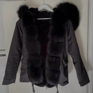 Jacka - Storlek S. Som ny. Armpuffarna har tyvärr kommit bort under flytt så de följer ej med. Köpt för 3999:- Säljer för 800kr. Hämtas i rissne (sundbyberg)