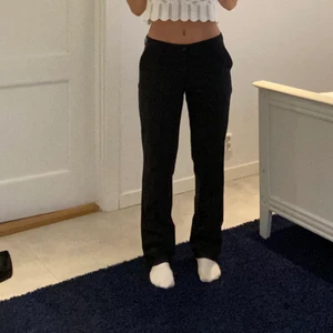 Filippa K konstymbyxor - Säljer mina snygga svarta kostymbyxor från Filippa K! 💓Byxorna är i ett mycket bra skick. 