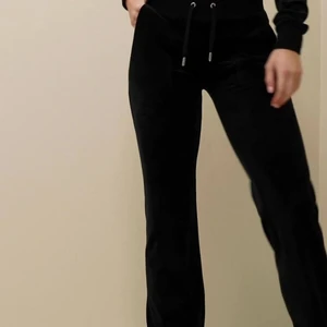 juicy byxor  - säljer mina super snygga juicy byxor med fickor bak i svart💞kommer inte till andvändning längre och vill köpa i annan färg så kan tänka mig att byta oxå!🌸🌸