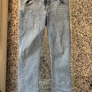 Hej, säljer ett par Weekday Friday jeans i strl 32/32. De är avklippta där nere så är några cm kortare. 