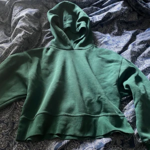Hoodie ifrån Zara stl XS - Basic hoddie ifrån zara som sitter perfekt men som inte andvänds längre. 129 kr styck!💕