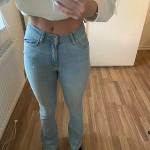 Ett par ljusblåa midwaist bootcut jeans i storlek S från Gina. Använd fåtal gånger💞köparen står för frakten!