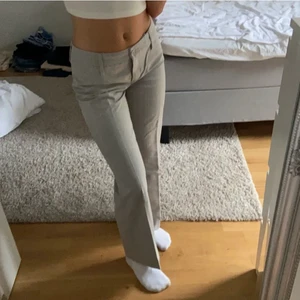 Lågmidjade kostymbyxor  - Säljer mina andra par av dessa då de inte kommer till användning längre. Väldigt bekvämt material. Är min mammas gamla🥰 Kan både skcika och mötas upp🫶🏼