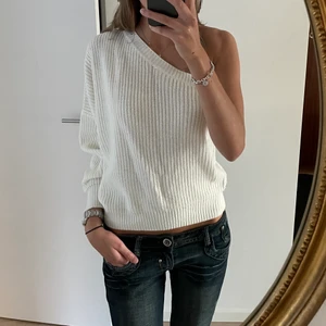 Enarmad stickad tröja  - Enarmad vit stickad tröja från. Köpt på Plick för ett år sedan. Använd 2 gånger. 