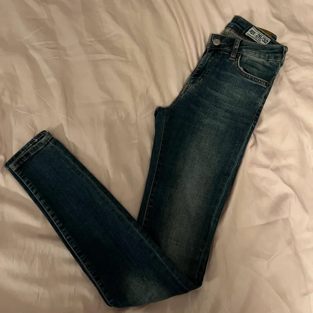 Högmidjade crocker-jeans som är smala hela vägen. Storlek W26 L32. Superbra skick!. Jeans & Byxor.