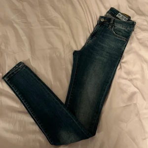 Crocker jeans - Högmidjade crocker-jeans som är smala hela vägen. Storlek W26 L32. Superbra skick!