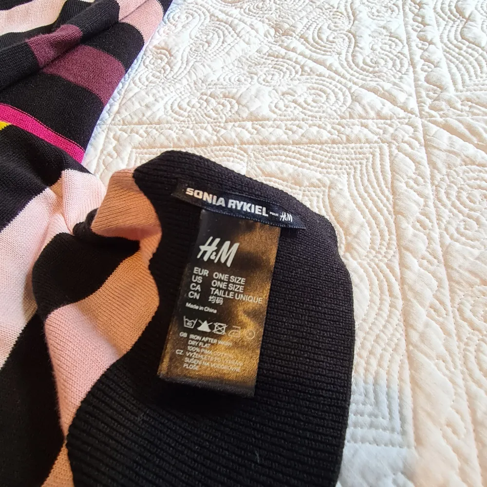 Finstickad, randig sjal från Sonia Rykiel x Hm. Tvättad men aldrig använd. Mått ca 176 × 66 cm.. Asusteet.