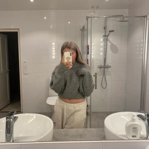 Stickad tröja - En av mina finaste tröjor i garderoben, använd 3 gånger och är i ny skick. Storlek XS ifrån Gina Tricot💖 ( Köparen står för frakten )