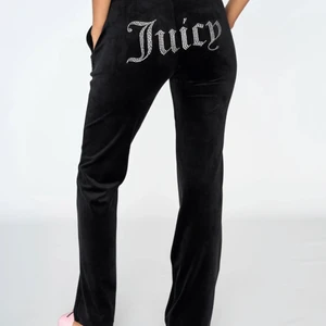 Juicy couture byxor - Hej säljer mina jätte fina juicy couture byxor som knappt är använda säljer eftersom de har aldrig riktigt kommit till användning om du vill ha bättre bild på byxorna skickar ja de privat kan gå ner i pris 