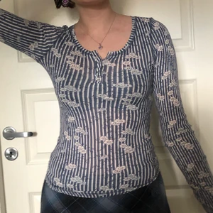 Cute longsleeve henley strl S - 2000-talet tröja från märket BDG i topp-skick. Köparen står för frakten 