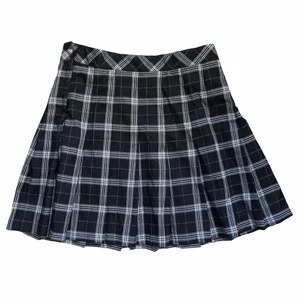 svart rutnät kjol - säljer denna svarta och vita rutnät kjol som jag använt mycket! men den är i gott skick, endast lite noppig. köpt på H&M 💖