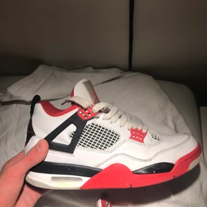 Jordan 4 fire reds  - begagnade i relativt bra skick ( lite creases och smutsiga laces) men inget som inte kan fixas. låda ingår 