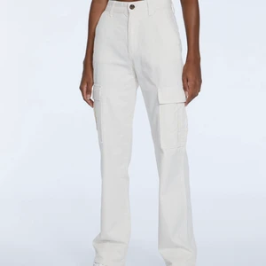 Cargo byxor - Säljer de populära cargo byxorna från stradivarius, de är i stl 42 men de passar perfekt på någon som har S/M då de är små i storleken. Jag har bara testat dem så de är helt oanvända med prislappen kvar, de är typ cremefärgade. Skriv för bilder💖