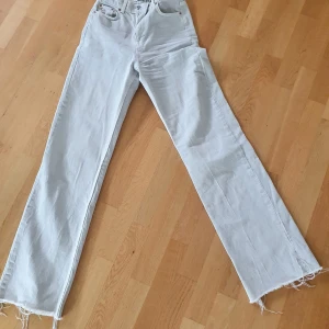 Zara jeans stl 34 - Beiga jeans från zara. Sparsamt använda.  Högmidjade.