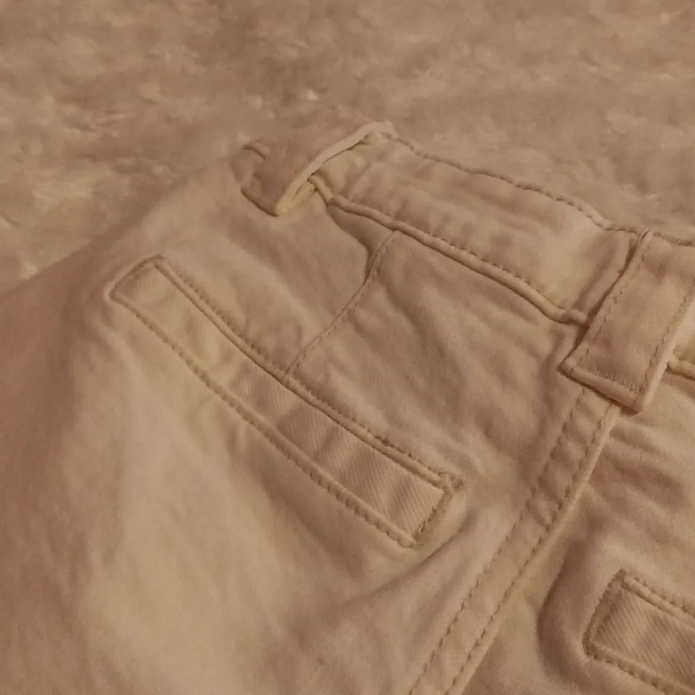 Vita shorts jätte fina säljer pga att den inte kommer till användning andvänd 3-4 gånger. Storlek 140 cm. Köparen står för frakt.. Shorts.