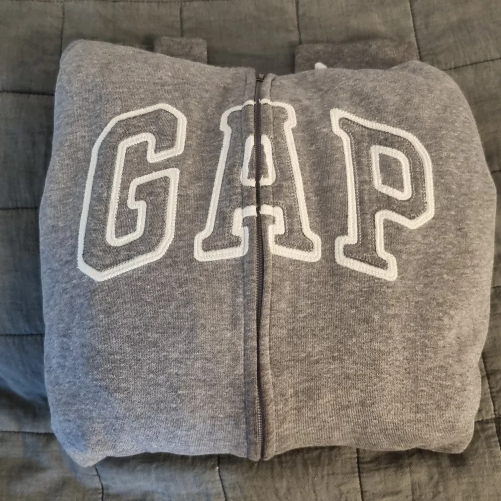 Jätte fin grå gap hoodie i strl M men passar även xs och s. Super mysig och skön nu på en höst kväll!. Tröjor & Koftor.