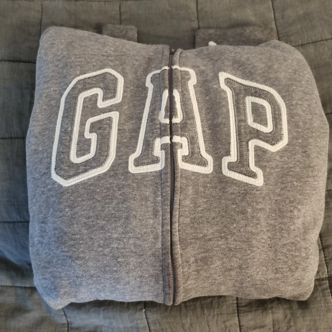 Grå gap hoodie