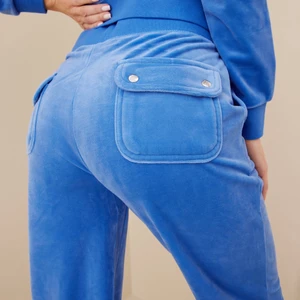 Juicy couture byxor - Super fina juicy couture byxor i färgen Regatta! Använda ungefär 2 gånger, byxorna har en liten defekt längst ner vid benet (se bild 3) men absolut ingenting som märks när man har på sig dom☺️ NYPRIS 1.100kr